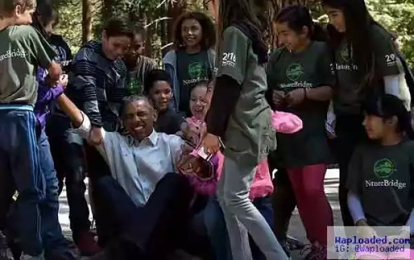 Children Help Obama Get Up After Taking Photos With Them At National Park